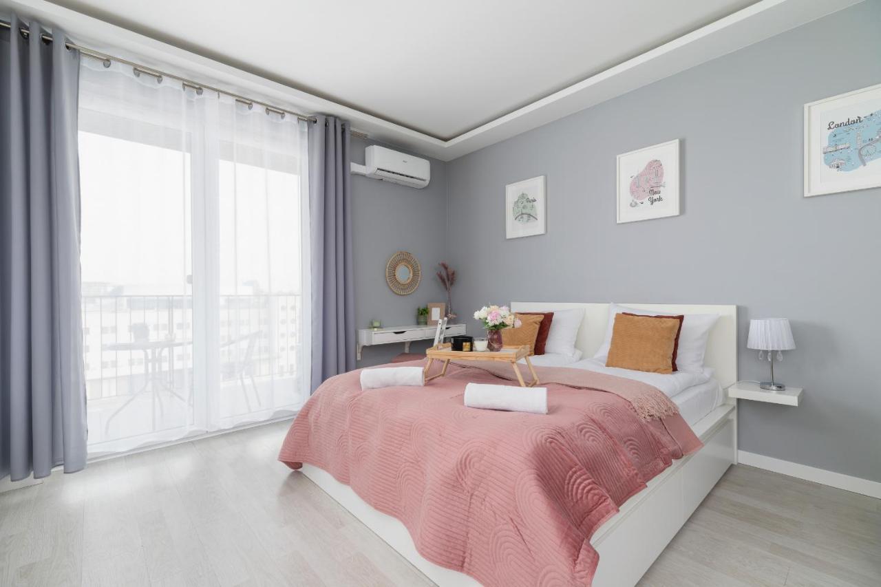 Dobrego Pasterza With Balcony Cracow By Renters Apartament Kraków