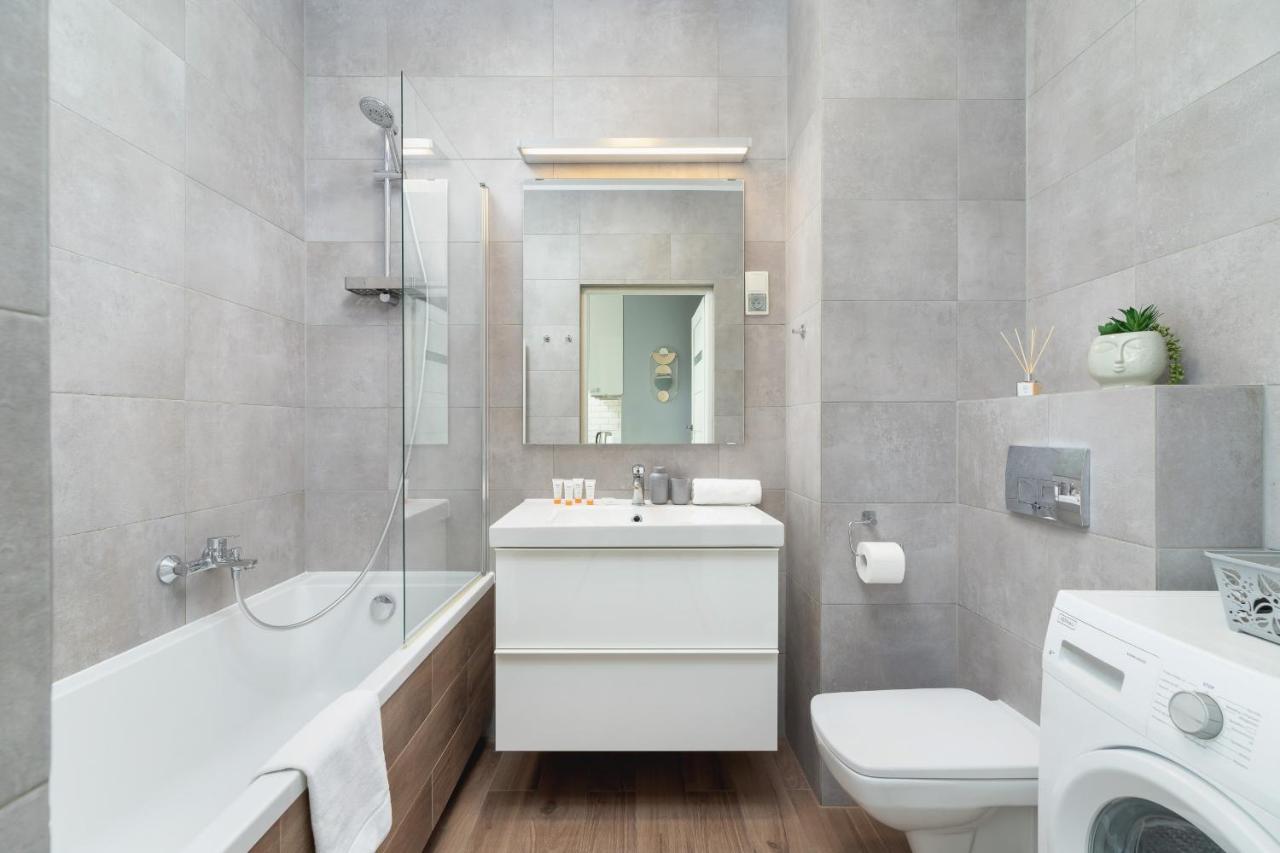 Dobrego Pasterza With Balcony Cracow By Renters Apartament Kraków