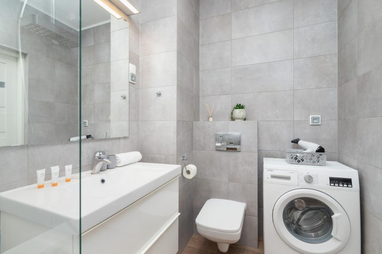 Dobrego Pasterza With Balcony Cracow By Renters Apartament *